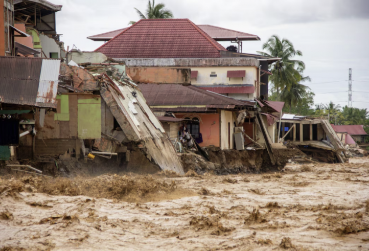 İndoneziyada daşqınlar və torpaq sürüşməsi nəticəsində azı 174 nəfər ölüb