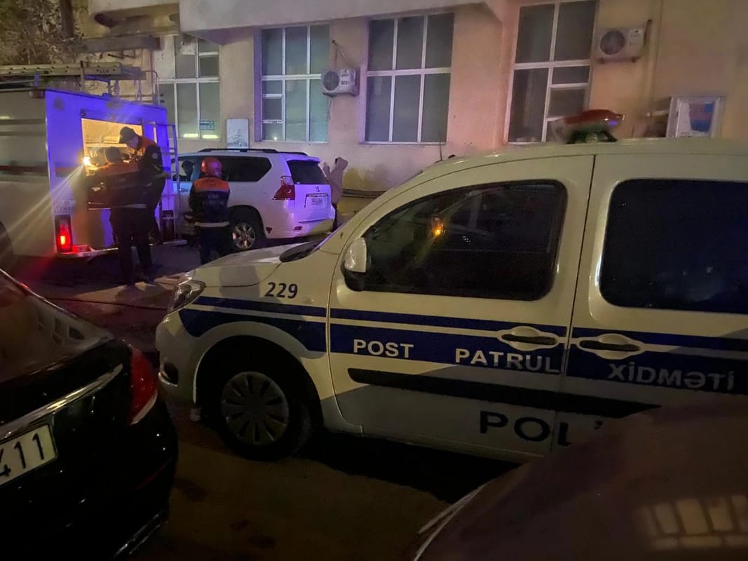 Bakıda çoxmərtəbəli binada yanğın başlayıb: Sakinlər təxliyə olunurlar