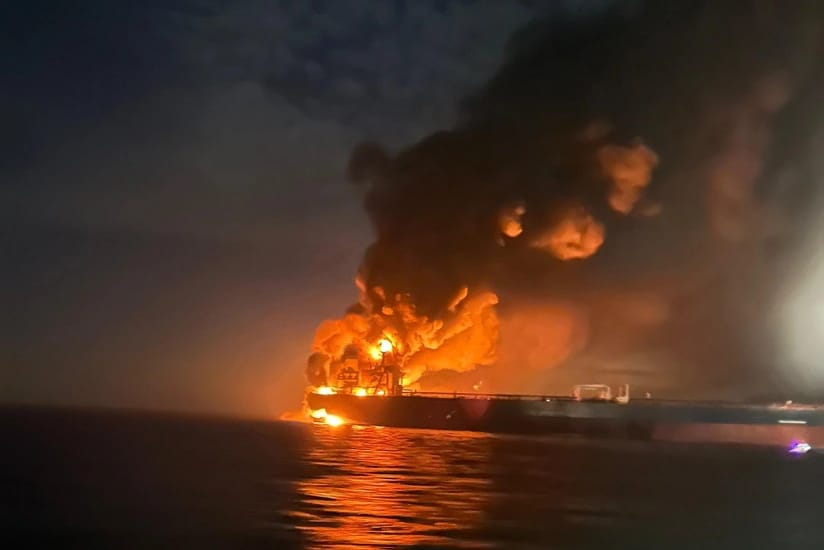 Qara dənizdə daha bir tanker zərbə alıb, 20 nəfər təxliyə edilib