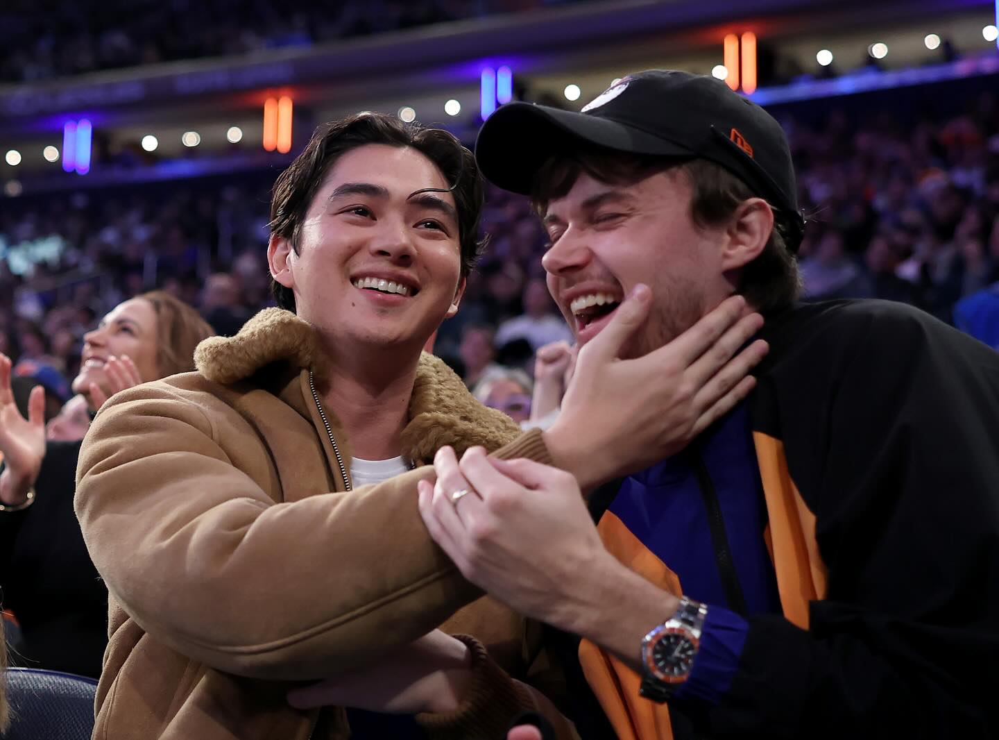 Hər kəsin qarşısında öpüşdülər - FOTOLAR