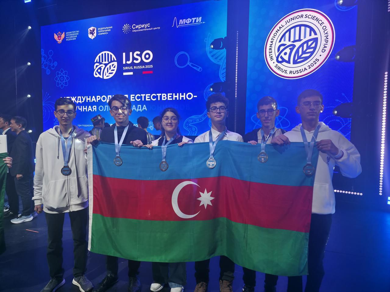 Məktəblilərimizdən beynəlxalq elm yarışında tarixi nəticə