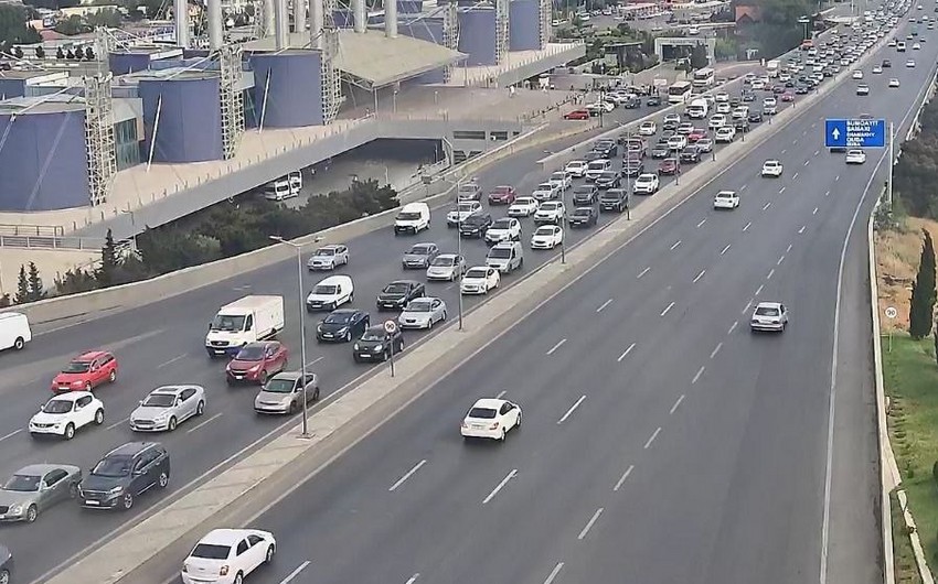 Bakının bəzi yollarında tıxac yaranıb