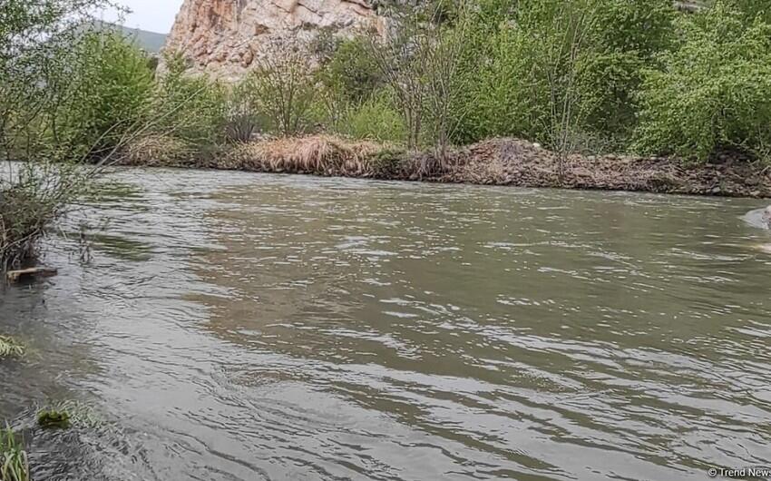 Azərbaycanda müəllim qızını xilas edərkən kanalda boğulub öldü