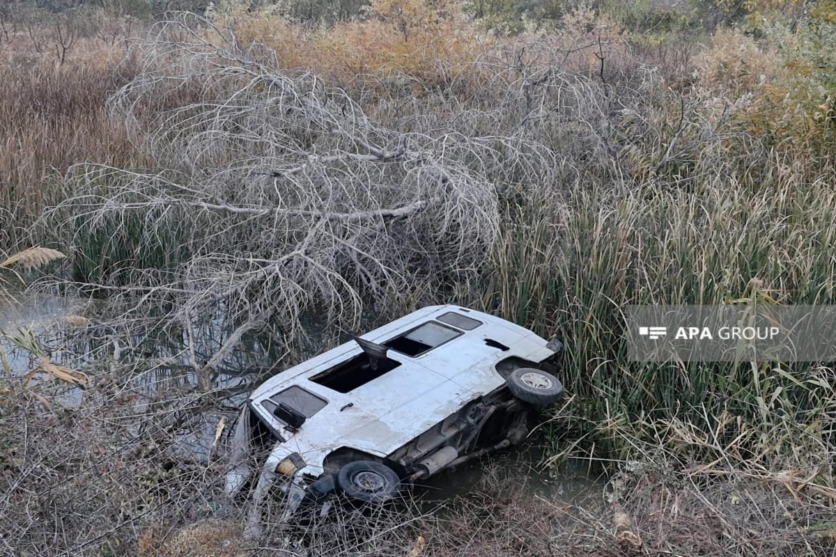 Şəmkirdə mikroavtobus su kanalına aşıb - Xəsarət alanlar var