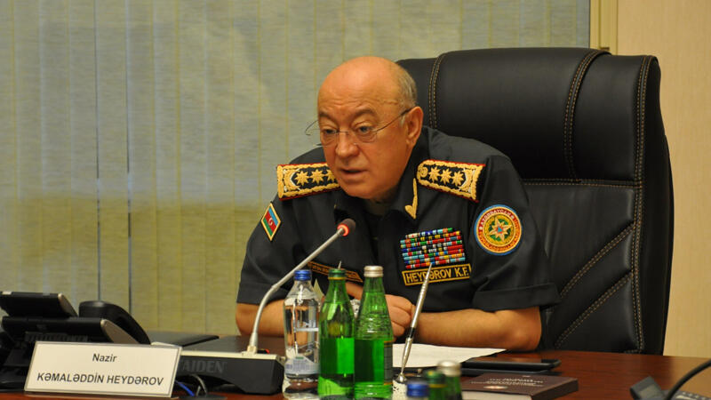 Nazir rəisi işdən çıxardı