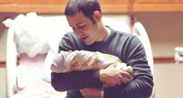 Atalara doğuşdan sonra məzuniyyət - Yeni qanun gəlir