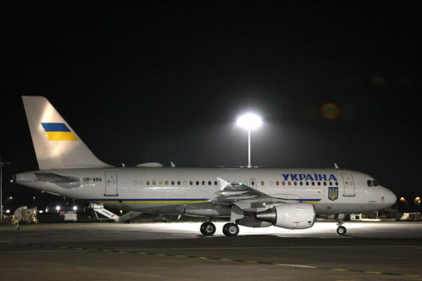 Zelenskinin təyyarəsini naməlum dronlar təqib edib