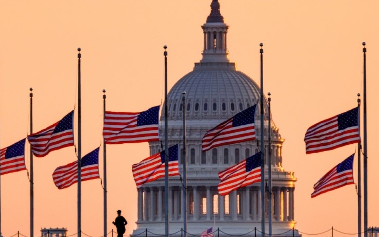 ABŞ-da bayraqlar yarıya qədər endirildi