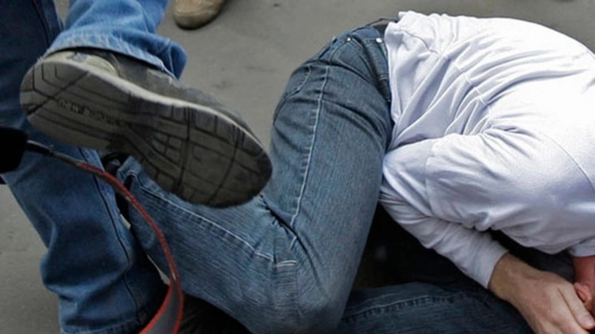 Neftçalada oğul 70 yaşlı atasını döydü