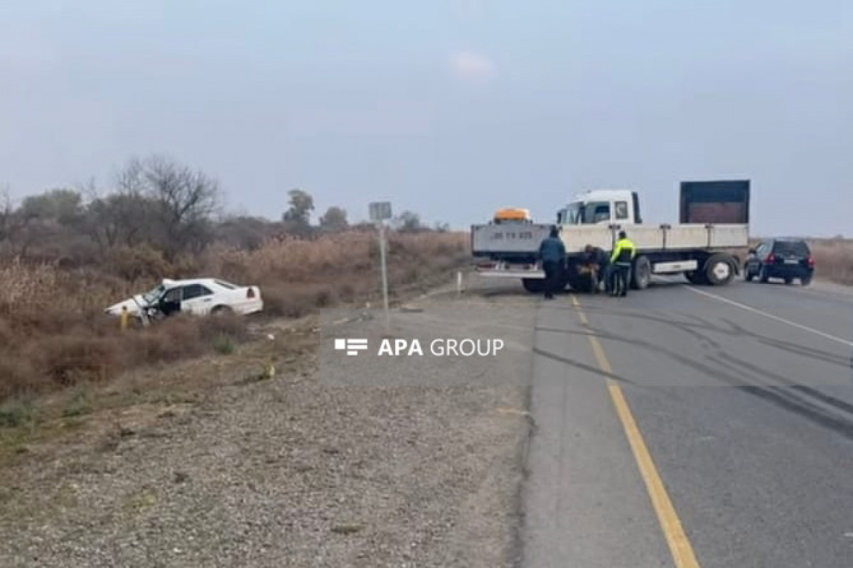 Biləsuvarda “KamAZ”la minik maşını toqquşdu - Xəsarət alanlar var