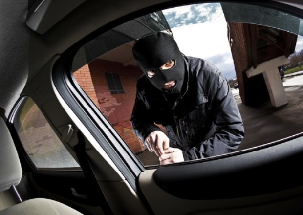 Bakıda avtomobildən 6500 manat oğurlayan şəxsi polis saxladı