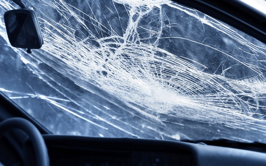 Gəncədə minik maşını divara çırpıldı - Yaralılar var