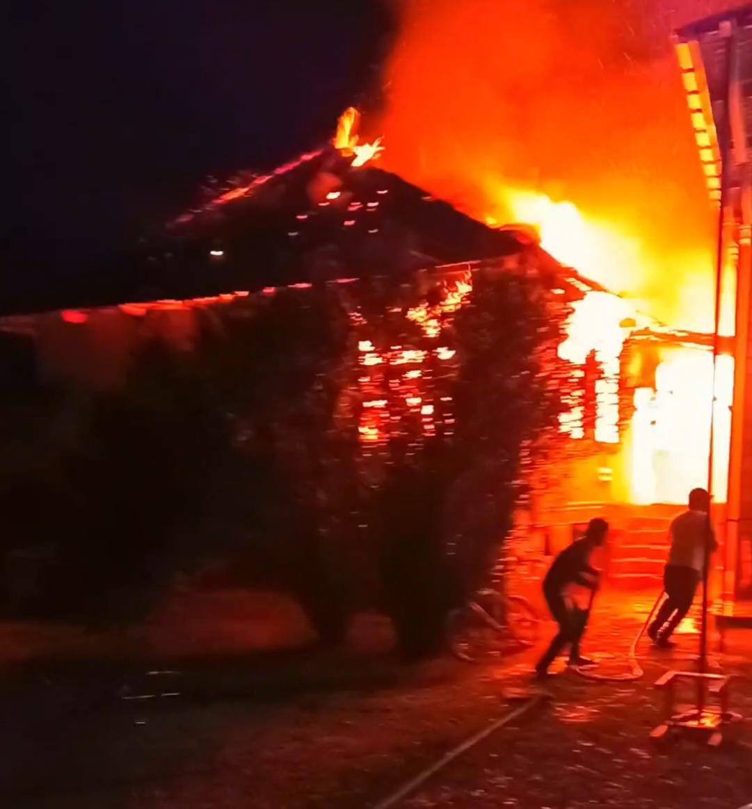 Biləsuvarda bir nəfərə məxsus iki evdə yanğın olub