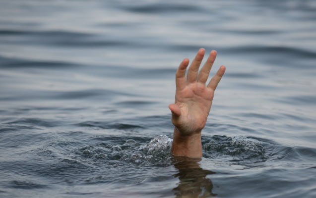 Ağ Şəhər Bulvarında dənizdə batan şəxs xilas edildi - VİDEO