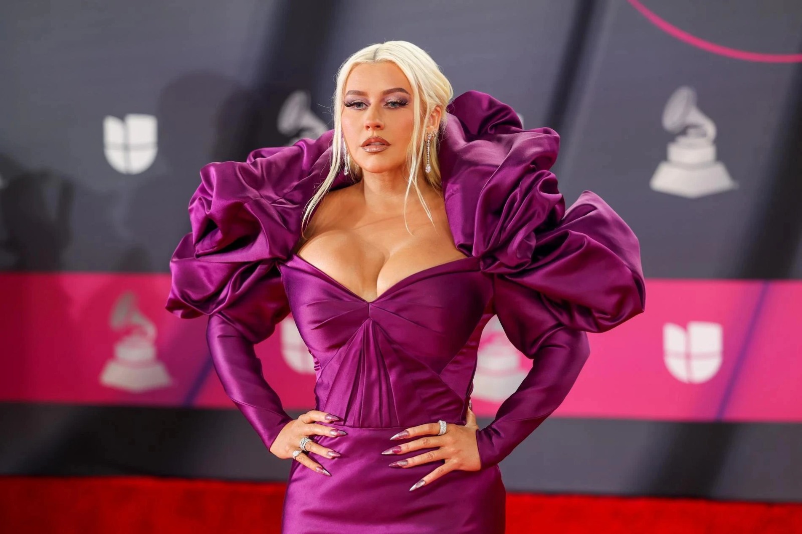 Kristina Aqilera Eyfel qülləsinin liftində qaldı