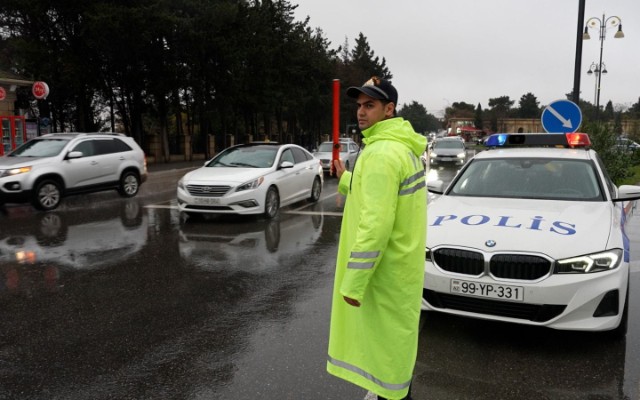 Polis yağışlı hava ilə əlaqədar gücləndirilmiş iş rejiminə keçib - VİDEO