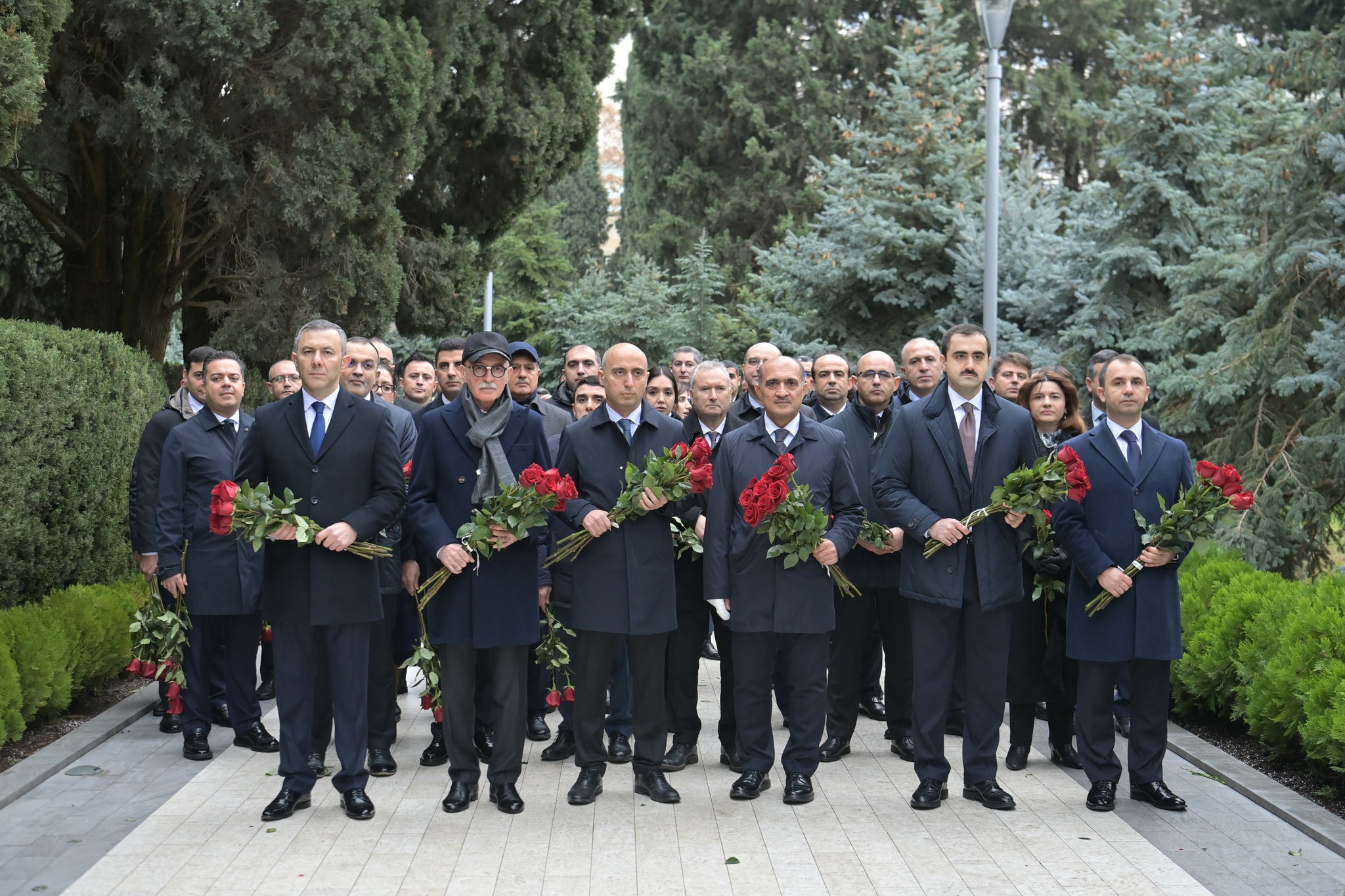 Elm və Təhsil Nazirliyinin kollektivi Fəxri xiyabanı ziyarət edib - FOTO