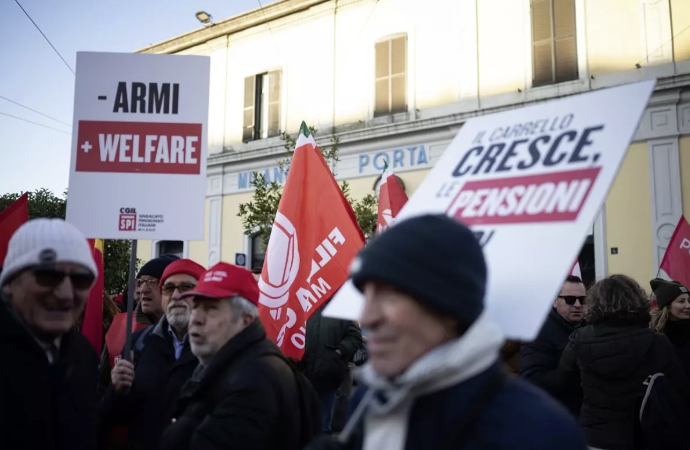 İtaliyada işçilər tətilə başladılar - Büdcə islahatına görə