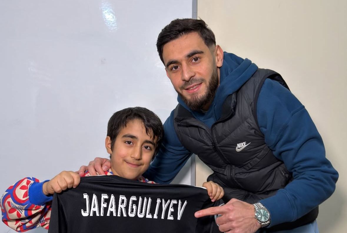Elvin Cəfərquliyev "Qarabağ"ın oyununu tək izləyən uşaqla görüşdü - FOTO