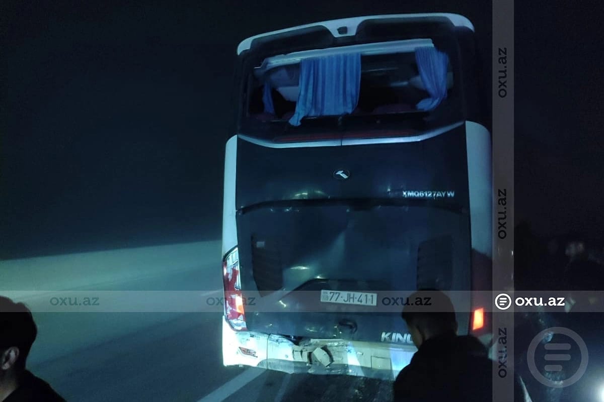 Kürdəmirdə qatı duman qəzaya səbəb oldu: Yük maşını sərnişinlərlə dolu avtobusa çırpıldı