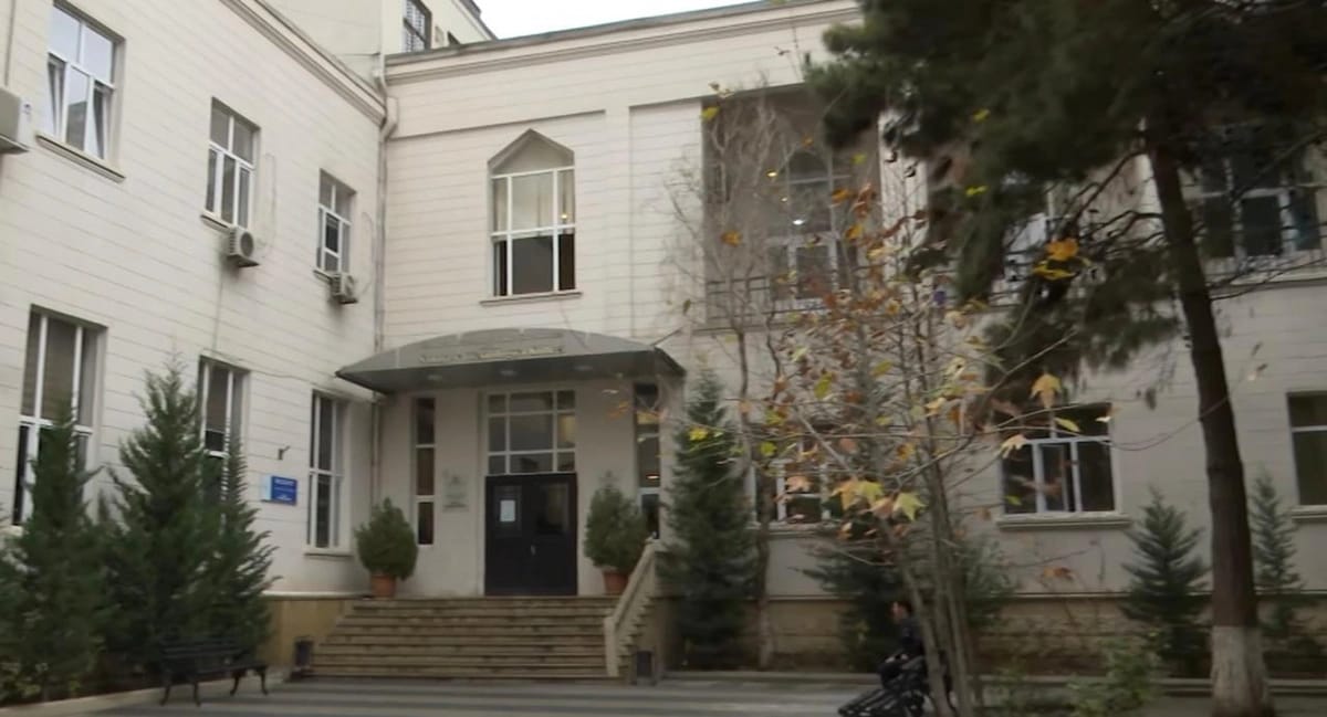 Kollecdə qalmaqal: Direktorla mübahisədən sonra işçi özünə xəsarət yetirdi - İDDİA