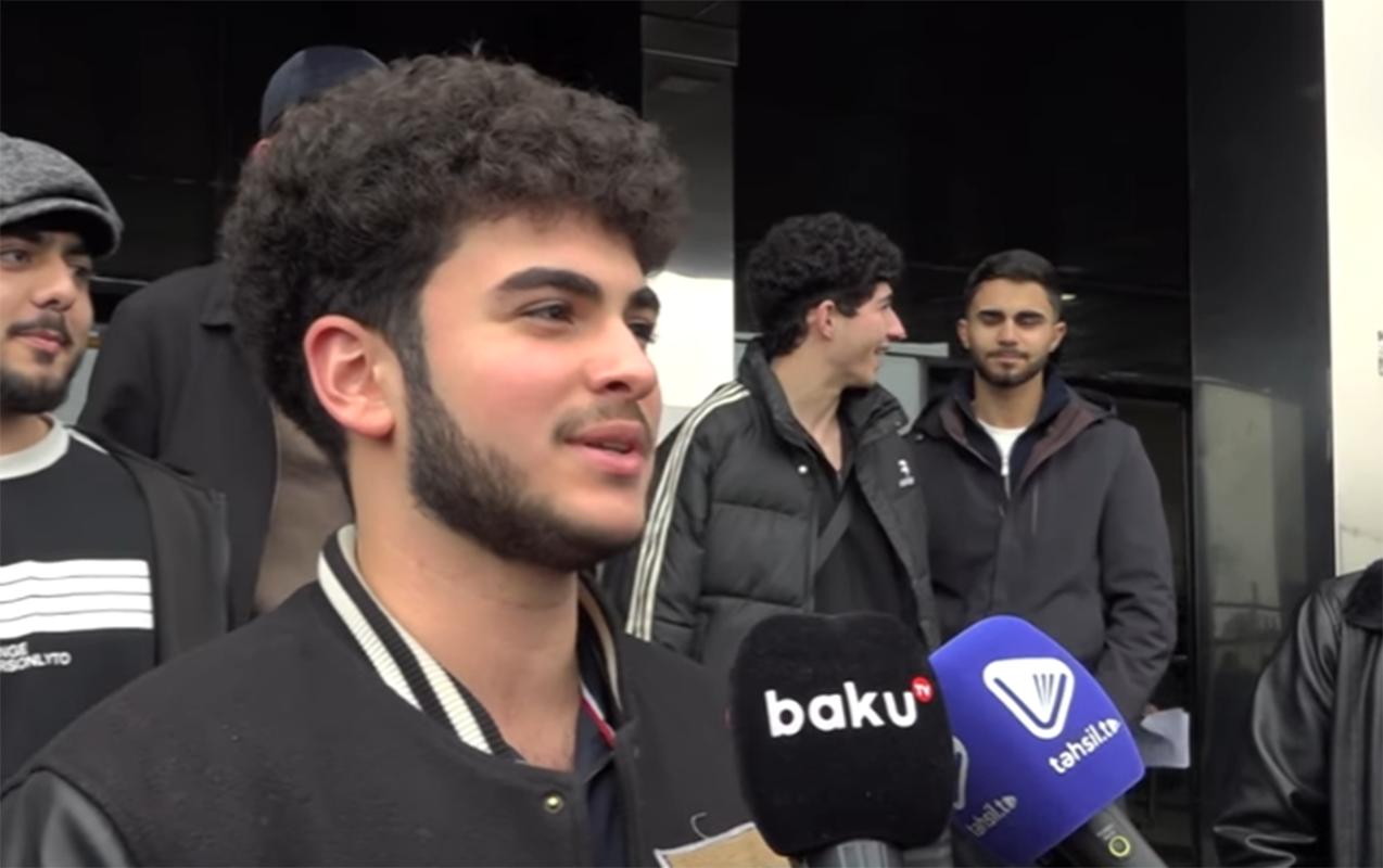 Tələbə yerdəki 100 manatı götürərkən yıxılıbmış - VİDEO