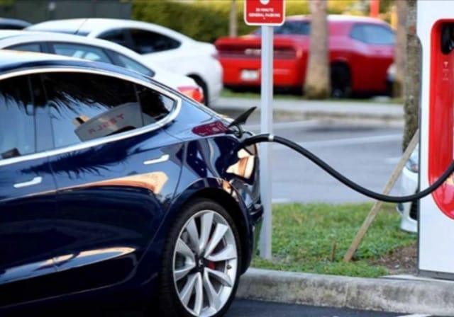 Olimpiya stadionunun yaxınlığında su altında qalan şarj məntəqələri: 17 cihazdan yalnız ikisi işlək vəziyyətdədir