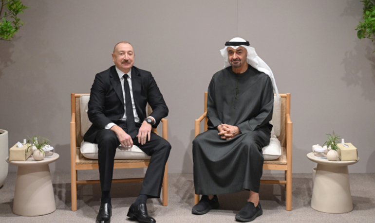 Prezident Əbu-Dabidədir - Foto