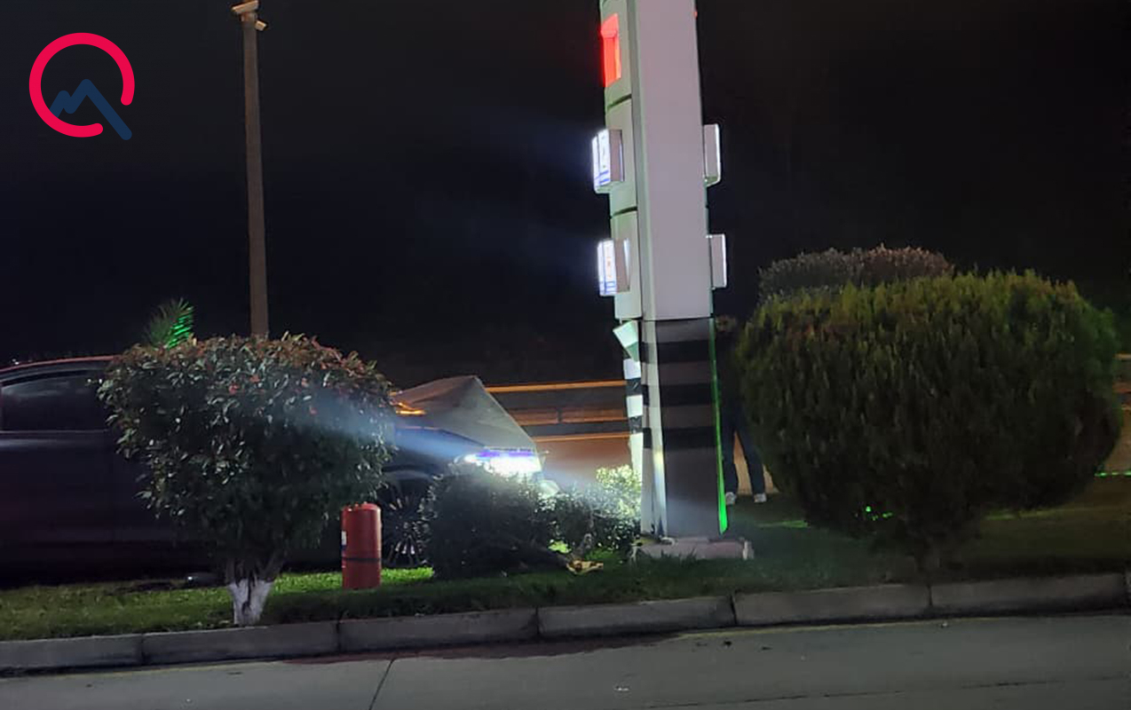 Bakıda iki avtomobil toqquşdu, biri yanacaqdoldurma məntəqəsinə çırpıldı - Tıxac yarandı