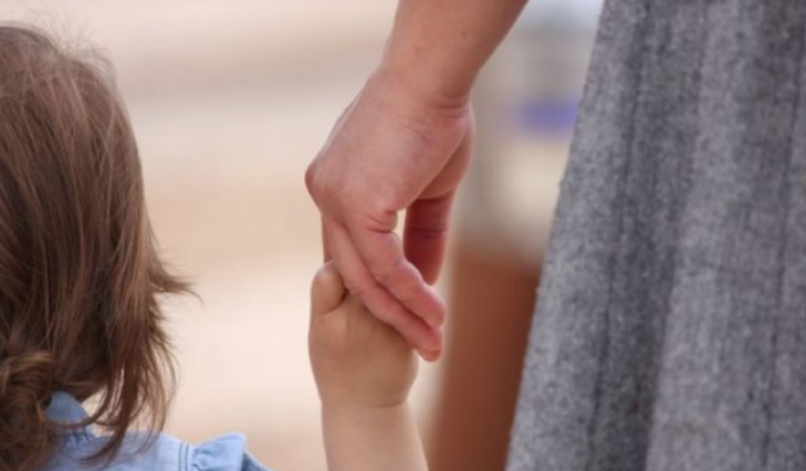 Qubada sərnişin avtobusu ana və övladını vurdu - ölən var