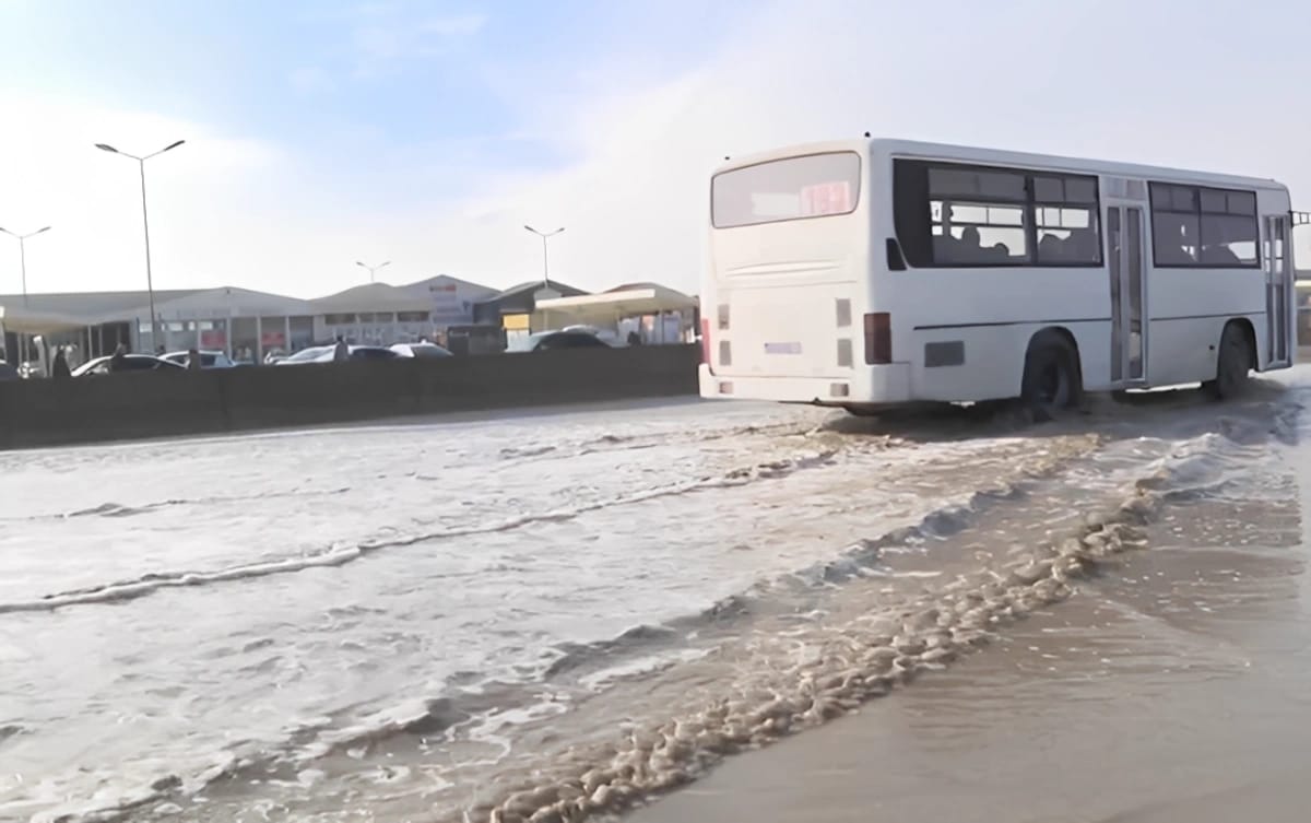 Bakıda ticarət mərkəzinin qarşısında suyun içində yol: Piyadalar təhlükə ilə üz-üzə qalıblar - VİDEO