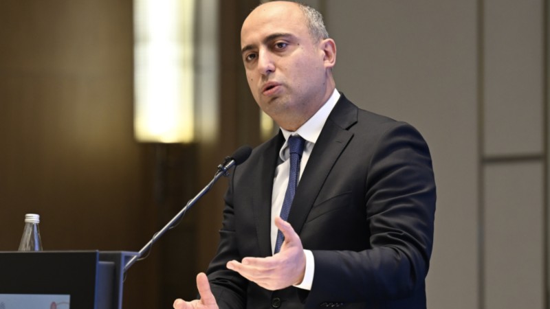 Emin Əmrullayev: "Kəlbəcər məktəbinin tikintisi 25 yaşlı inşaat mühəndisi tərəfindən aparılır"