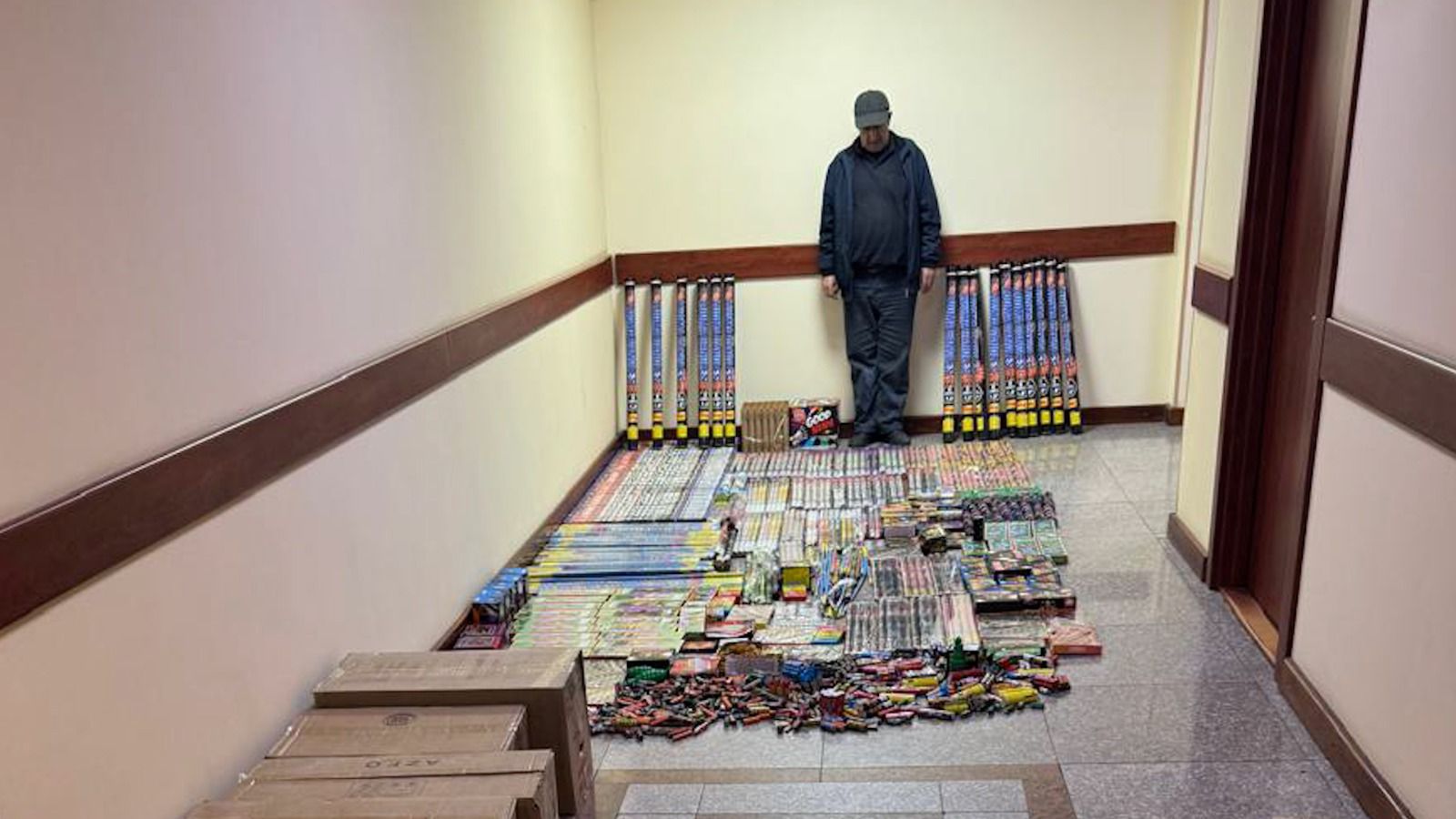 Polis paytaxtda pirotexniki vasitələrin satıldığı anbar aşkar edib