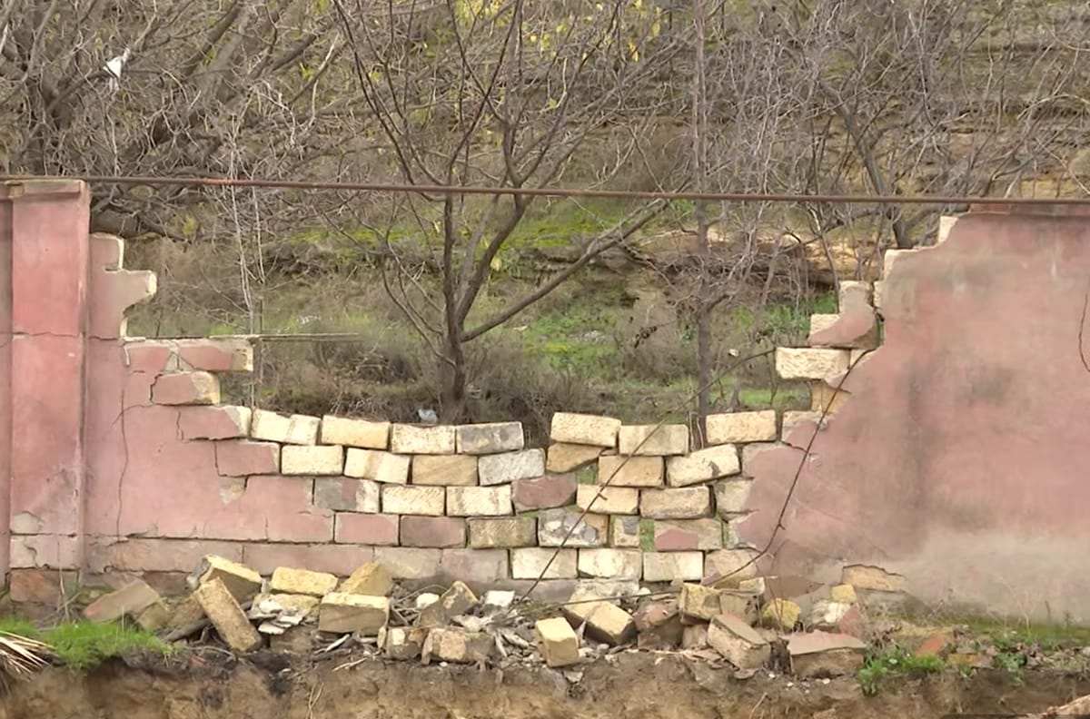 Binəqədidə tikinti gərginliyi: Sakinlər işlərin dayandırılmasını tələb edirlər - VİDEO