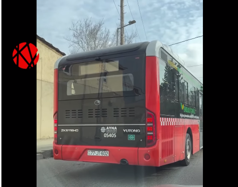 Bakıda sərnişinlə dolu avtobus əks yola çıxdı – qatar yolunda təhlükəli anlar