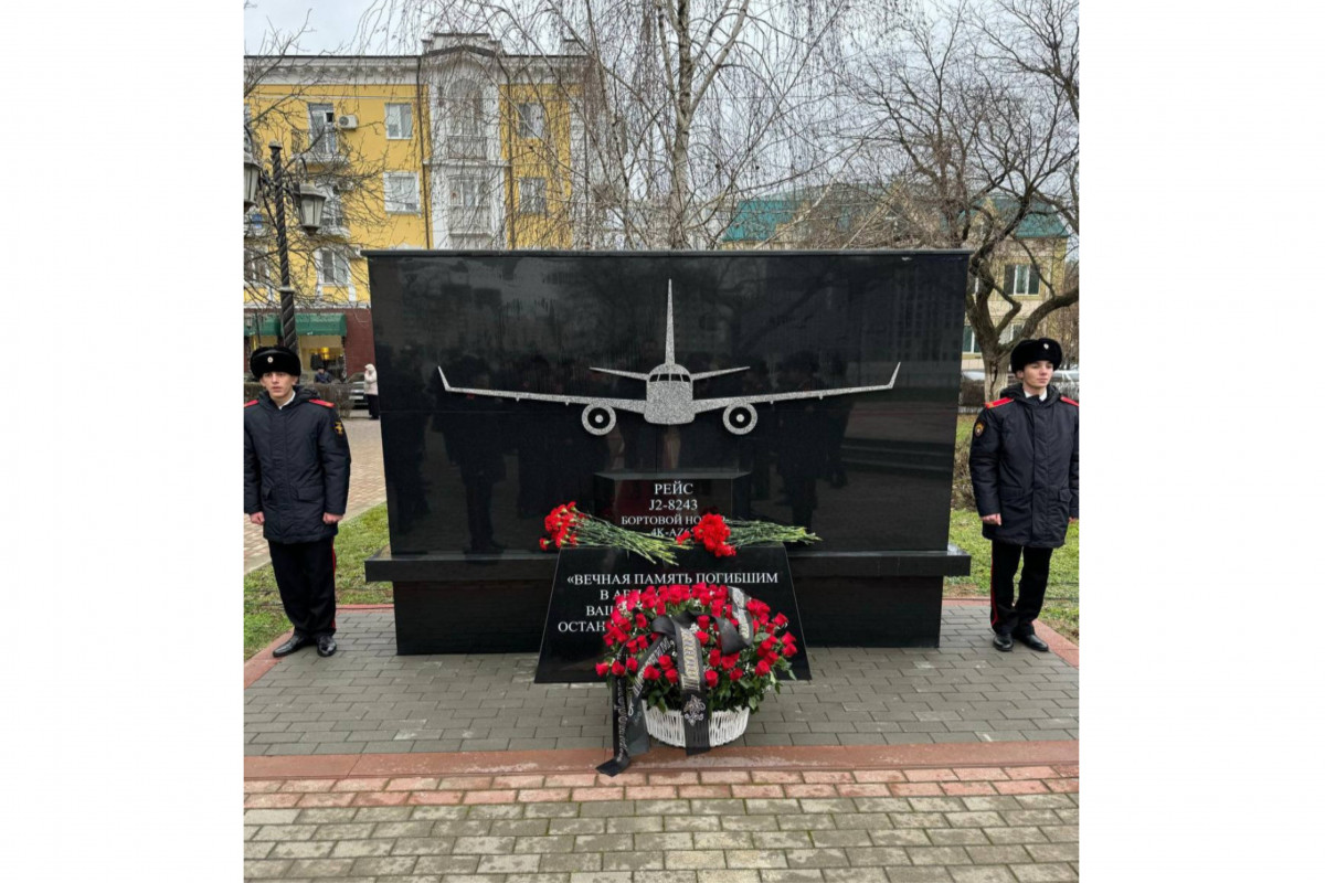 AZAL təyyarəsinin qəzaya uğraması nəticəsində həlak olanların xatirəsinə Qroznıda memorial plitə ucaldılıb
