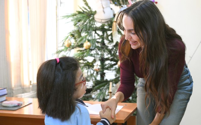 Prezidentin qızları və gəlini internat məktəbində olublar - FOTOLAR