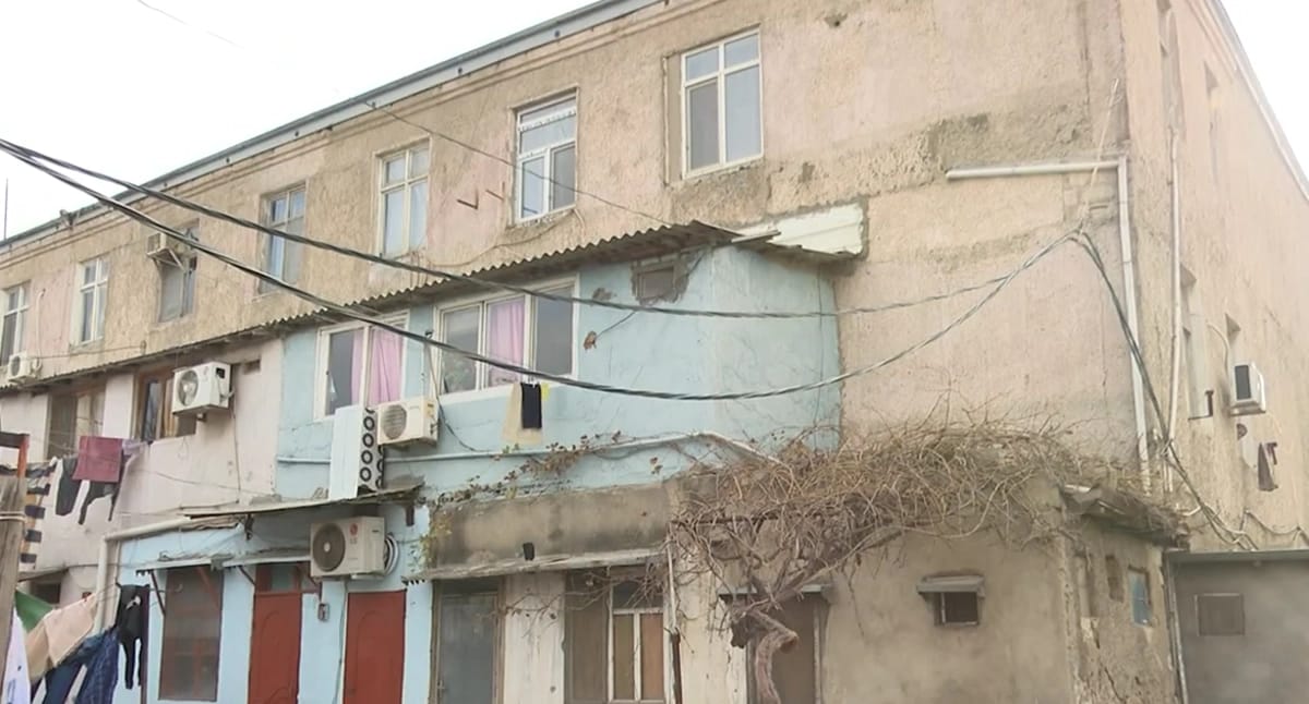 Sumqayıtda zavodun tüstüsü evlərə dolur - VİDEO