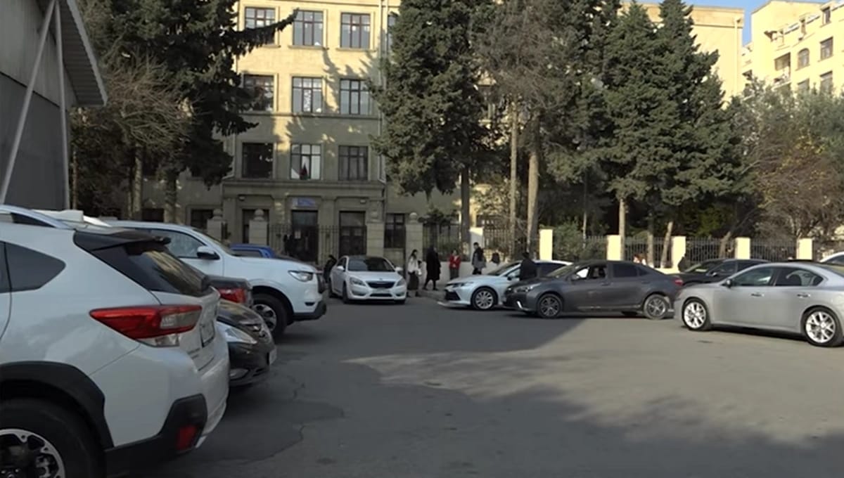 "Dərsdə oturduğumuz yerdə hər gün cərimələr gəlir" - Müəllimlərdən parkinq barədə ŞİKAYƏT