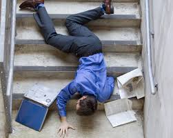 “ASAN Xidmət”də mühafizəçi ilə əlbəyaxa olub pilləkəndən yıxıldılar