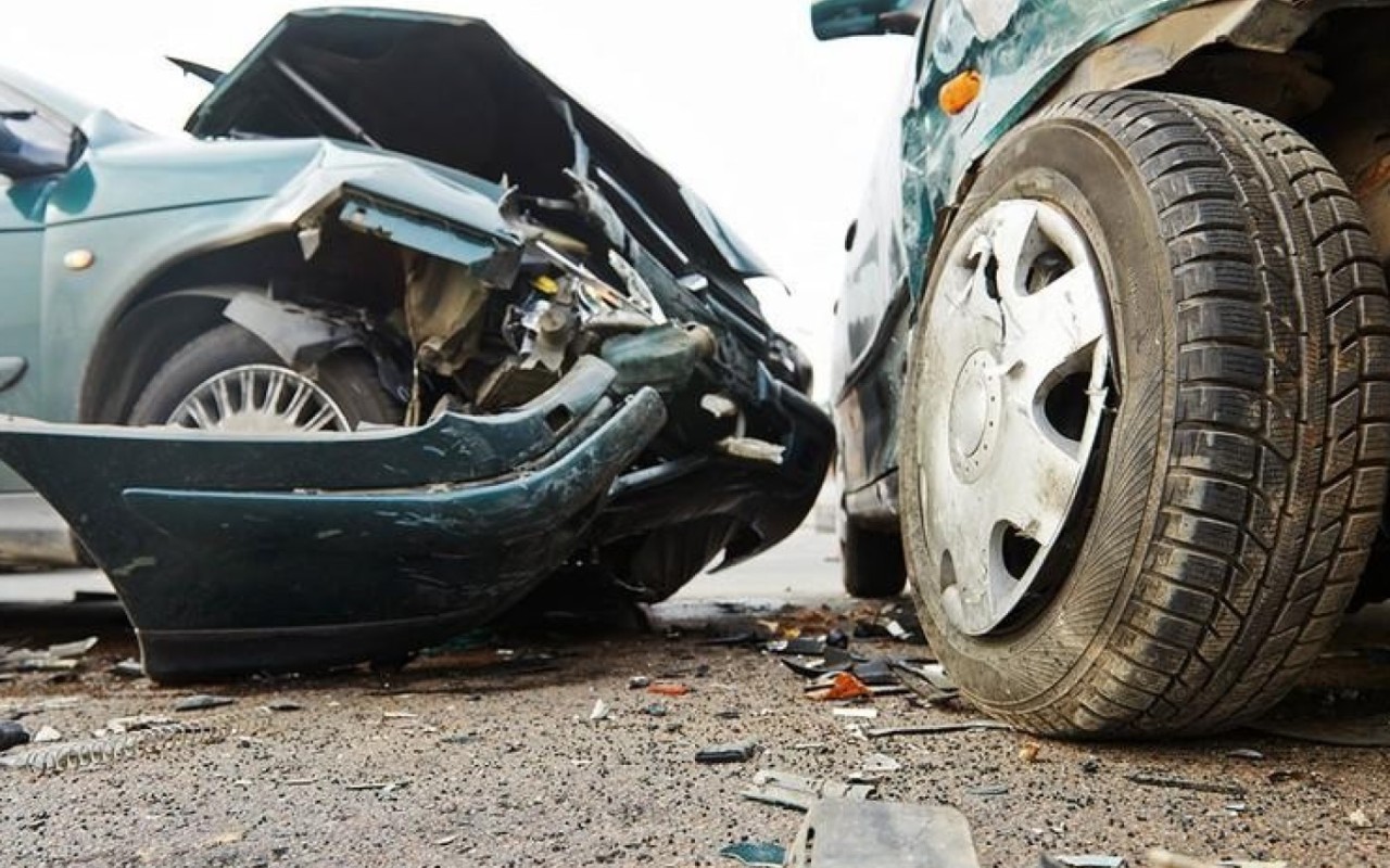 Göygöldə mikroavtobusla minik avtomobili toqquşub, xəsarət alanlar var