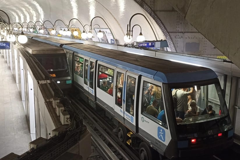 "Le Parisien": Naməlum şəxs Paris metrosunda qadınlara bıçaqla hücum edib