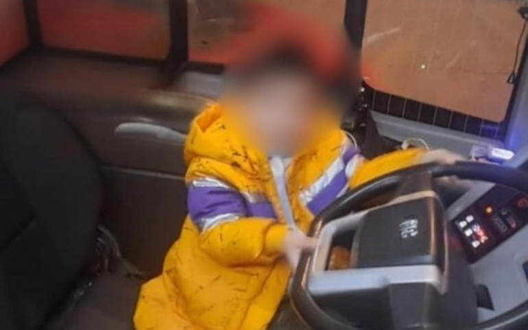 Bakıda bağçadan çıxaraq avtomobil yolunda gəzən azyaşlı xilas edildi