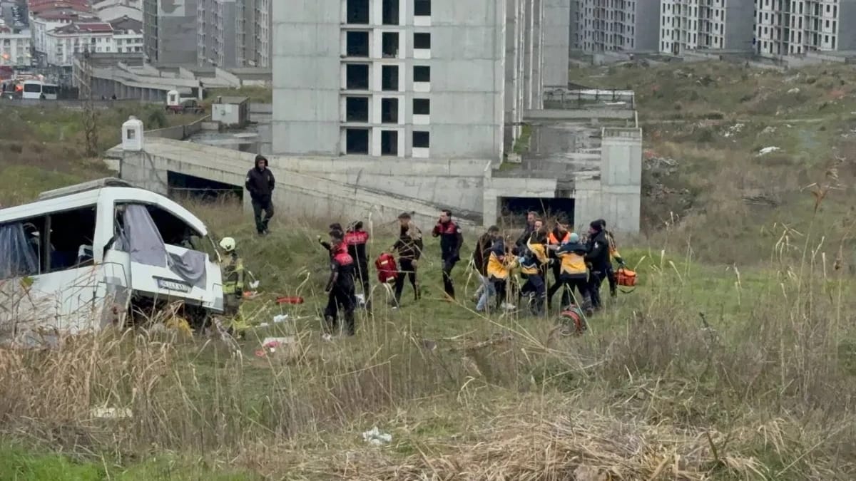 İstanbulda avtobus dərəyə aşdı: Ölən və yaralananlar var