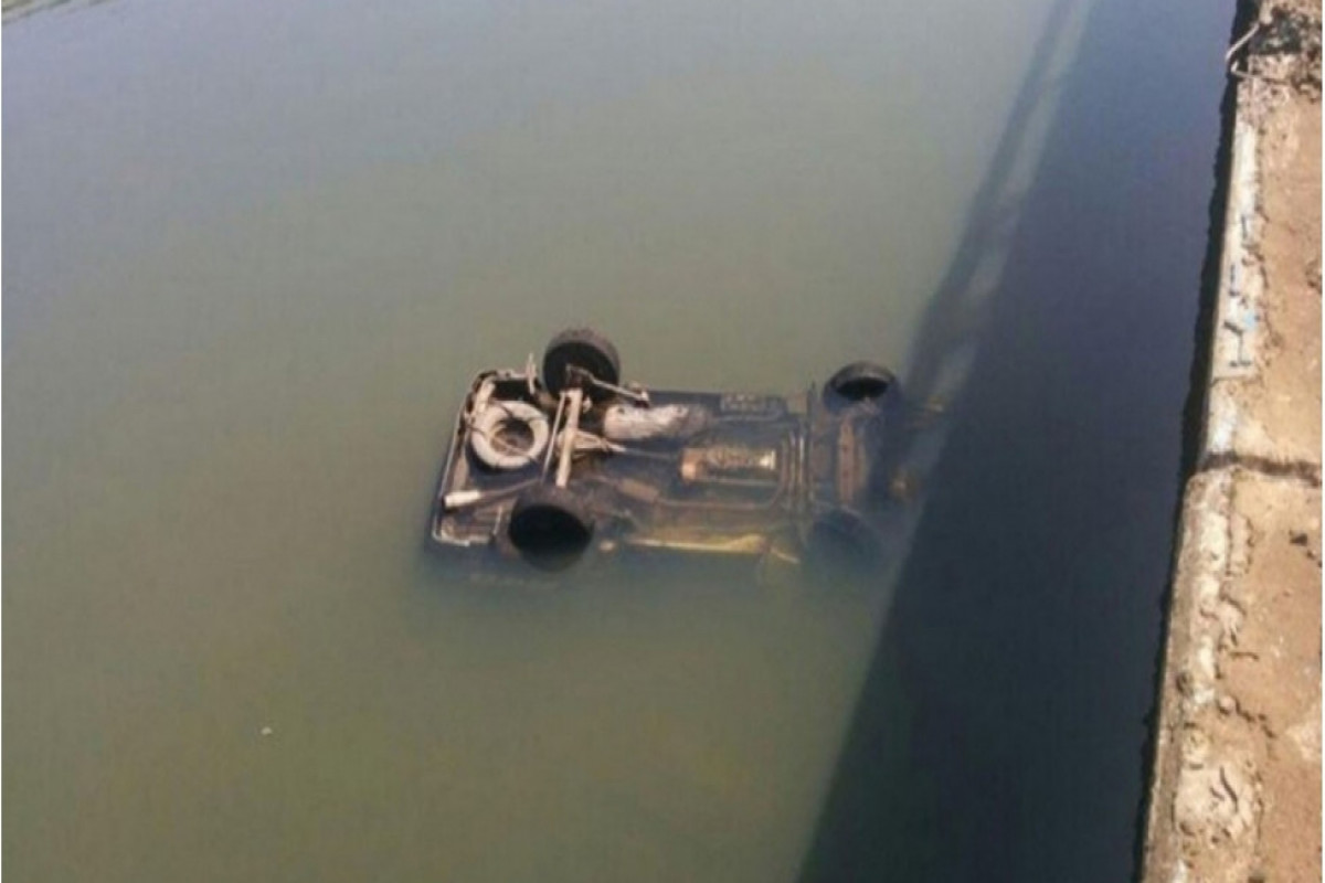 Sabirabadda avtomobil kanala aşıb, ölən var