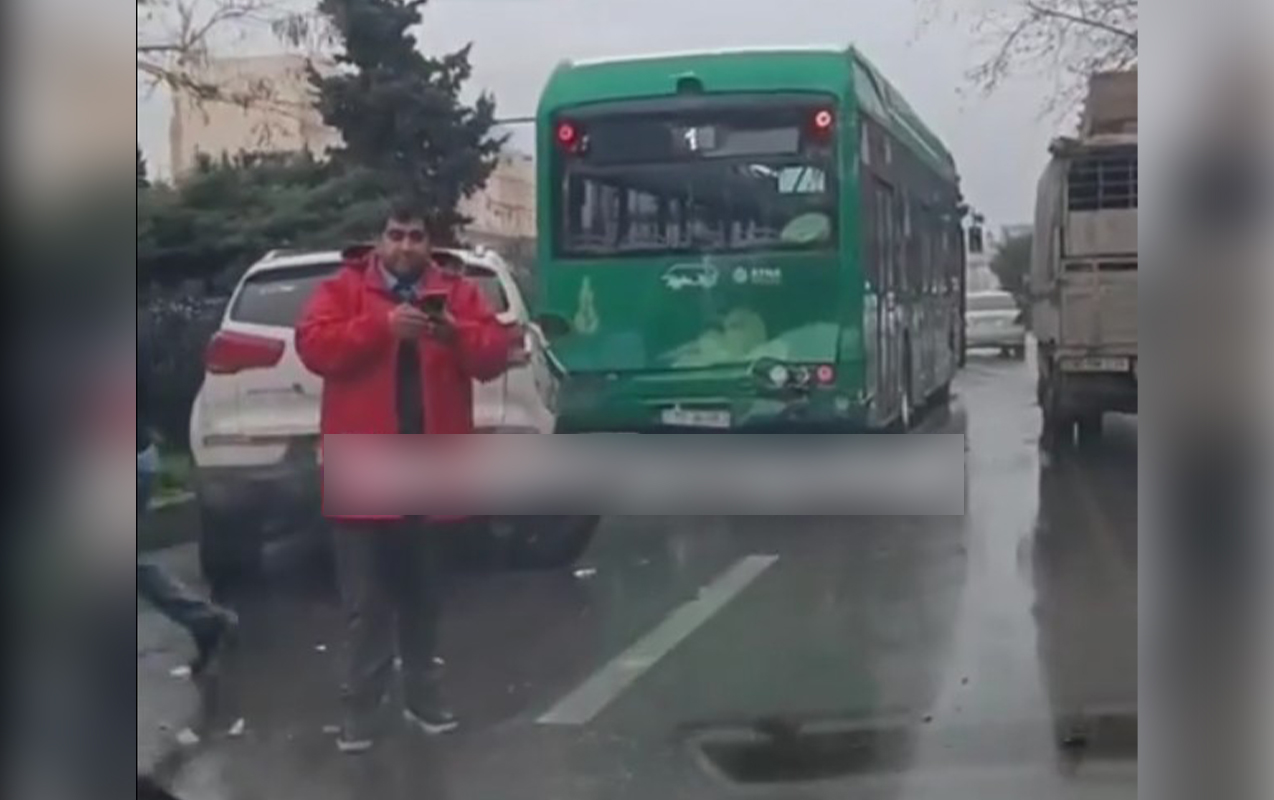 Bakıda marşrut avtobusları toqquşdu - Xəsarət alan var