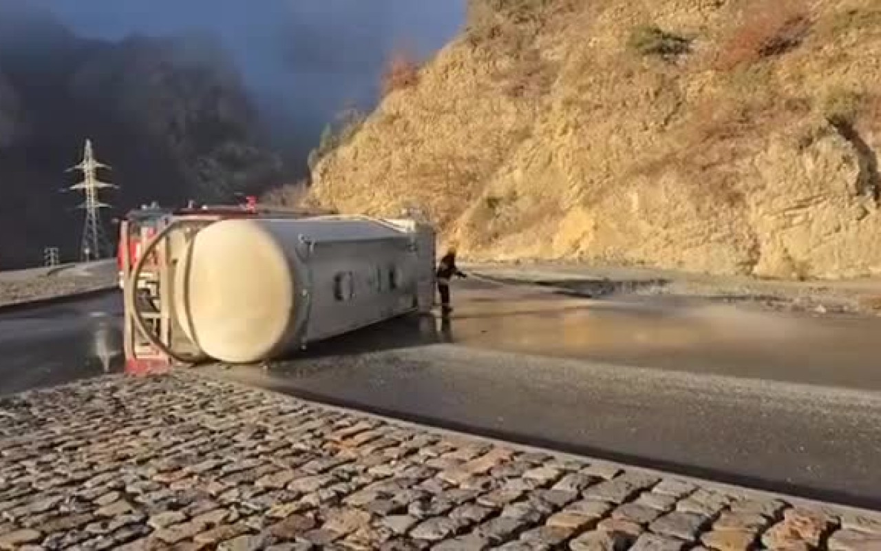 Biləsuvarda yanacaqla dolu yük maşını aşdı