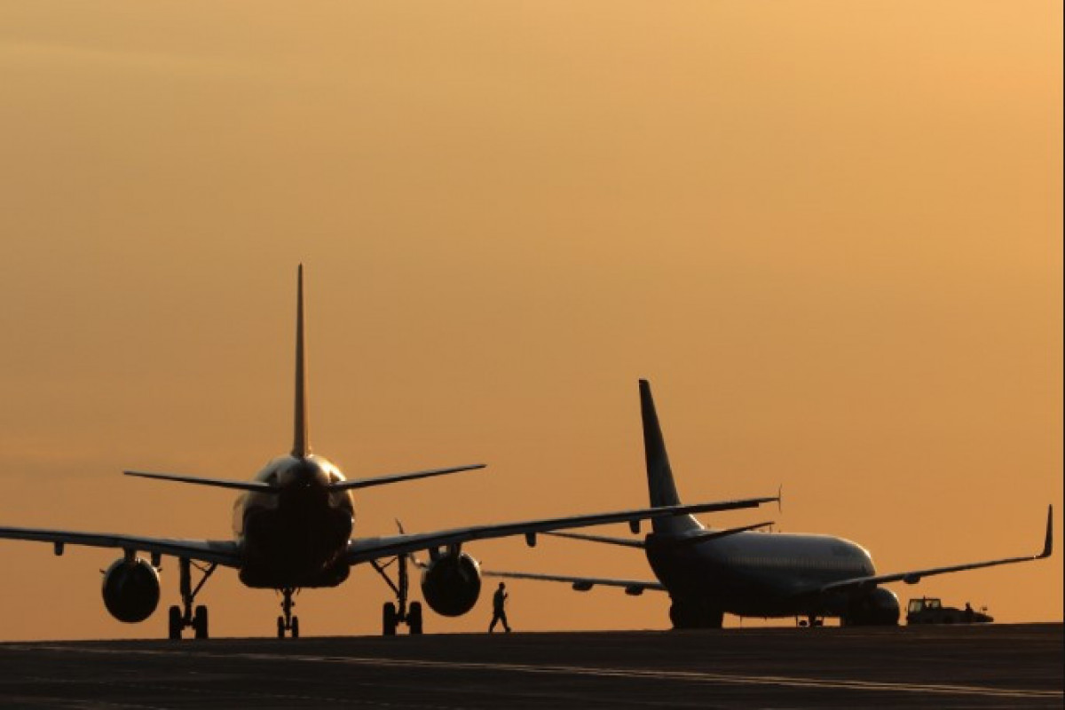 Hindistanda 128 uçuş ləğv edildi - Dumana görə