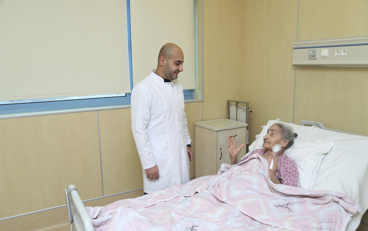 90 yaşlı qadın yüksək riskli əməliyyat olundu, vəziyyəti stabildir - Foto