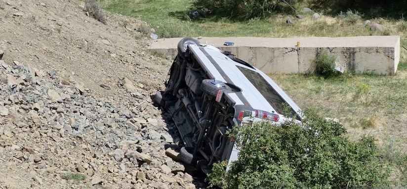 Lerikdə mikroavtobus dərəyə aşıb, yaralılar var